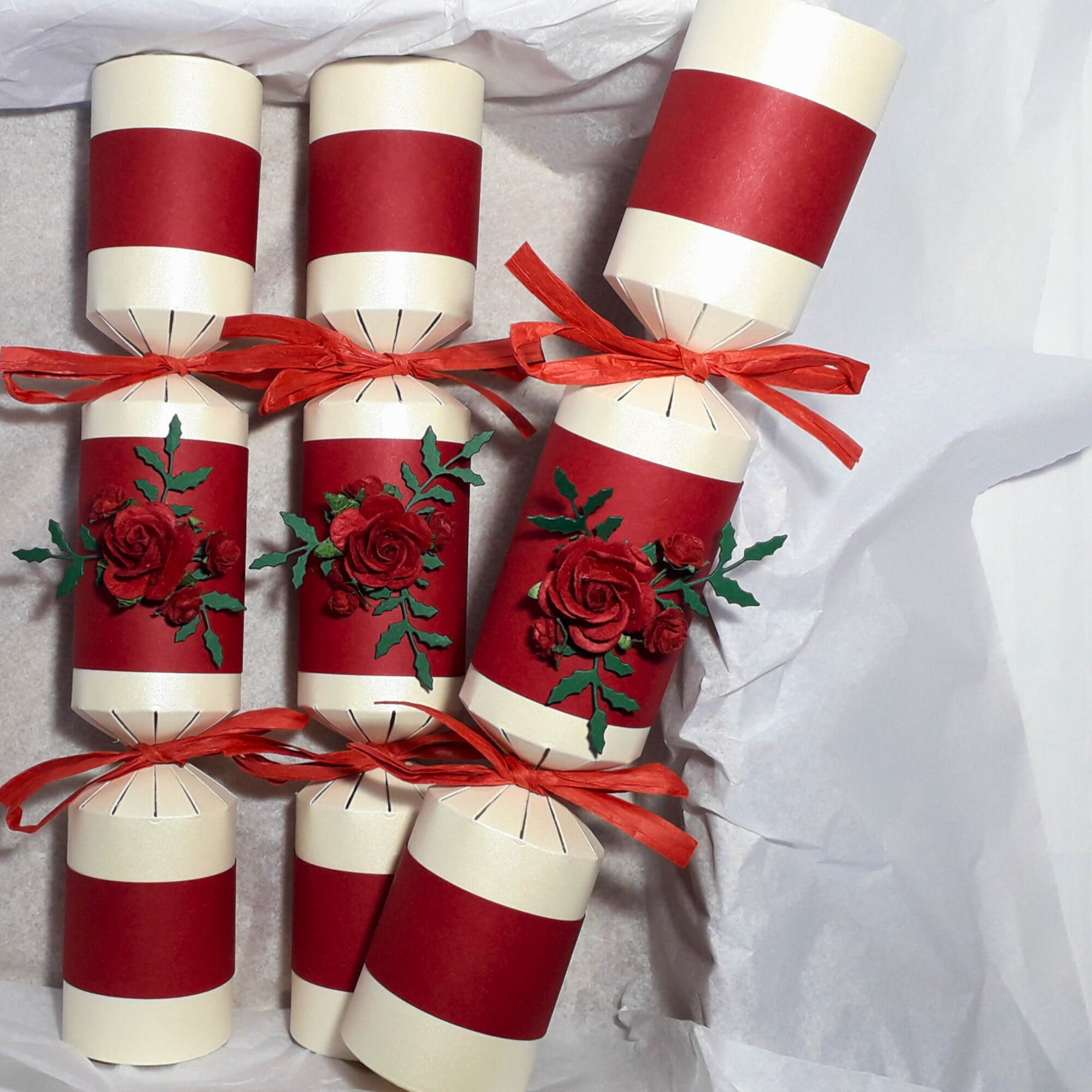 cream-and-red-rose-christmas-crackers-cracker-emporium